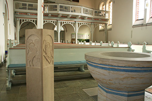 Taufbecken in der Kirche Linz