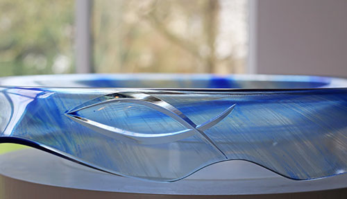 Ein modernes Taufbecken aus Glas